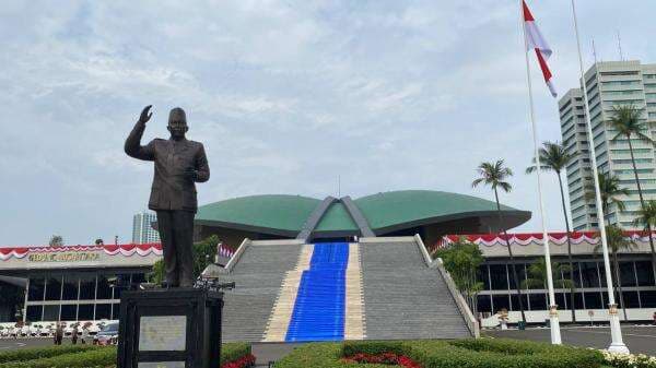 Jelang Sidang Tahunan MPR, Ornamen Merah Putih Hiasi Kompleks Parlemen Jelang Sidang Tahunan MPR, Ornamen Merah Putih Hiasi Kompleks Parlemen