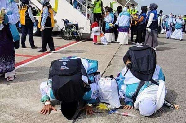 Haru! Momen Jemaah Haji Kloter Pertama Debarkasi Solo Sujud Syukur Tiba di Tanah Air Haru! Momen Jemaah Haji Kloter Pertama Debarkasi Solo Sujud Syukur Tiba di Tanah Air