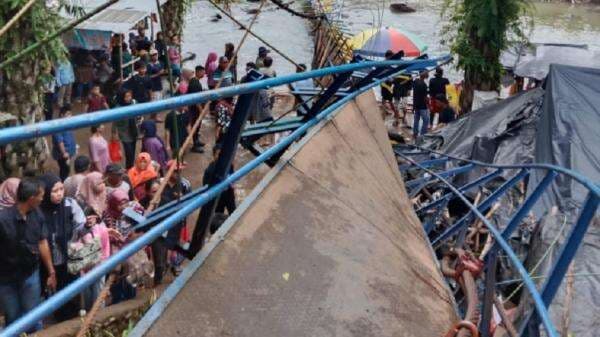 Breaking News: Jembatan Wisata Sungai Malus Putus, Puluhan Pengunjung Jatuh Dievakuasi ke RS Breaking News: Jembatan Wisata Sungai Malus Putus, Puluhan Pengunjung Jatuh Dievakuasi ke RS
