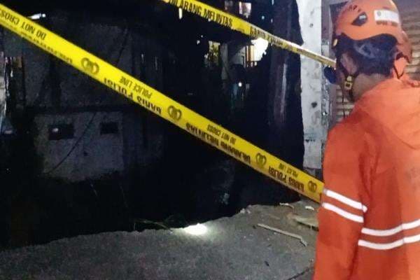 Jembatan Penghubung Dua Desa di Puncak Bogor Terputus Diterjang Luapan Kali Ciliwung Jembatan Penghubung Dua Desa di Puncak Bogor Terputus Diterjang Luapan Kali Ciliwung