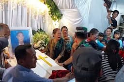 Jenazah Iwan Eks Casis Bintara TNI AL Tiba di Rumah Duka, Keluarga Menjerit Histeris