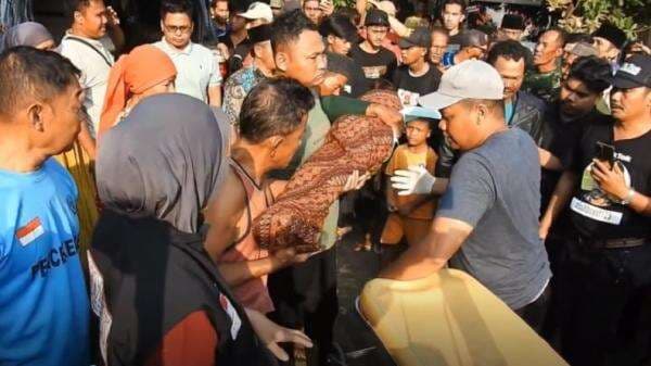 Jenazah Bocah Korban Penganiayaan Tetangga di Pasuruan Tiba di Rumah Duka, Keluarga Histeris Jenazah Bocah Korban Penganiayaan Tetangga di Pasuruan Tiba di Rumah Duka, Keluarga Histeris