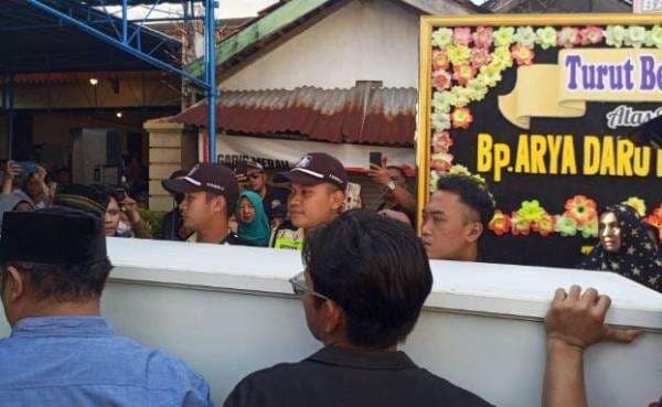 Isak Tangis Iringi Kedatangan Jenazah Diplomat Muda Kemlu Arya Daru di Bantul Isak Tangis Iringi Kedatangan Jenazah Diplomat Muda Kemlu Arya Daru di Bantul