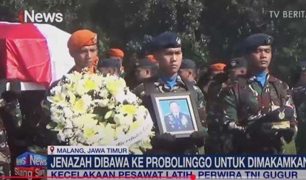Marsda TNI Fajar Adriyanto Dimakamkan di Samping Pusara Ayah di TPU Probolinggo Marsda TNI Fajar Adriyanto Dimakamkan di Samping Pusara Ayah di TPU Probolinggo