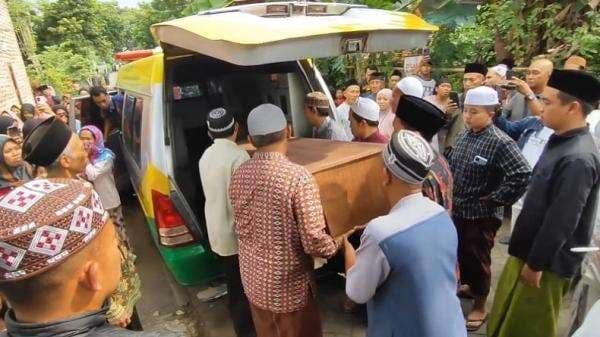 Tangis Keluarga Pecah Sambut Jenazah Korban KMP Tunu Pratama Jaya di Rumah Duka Pasuruan Tangis Keluarga Pecah Sambut Jenazah Korban KMP Tunu Pratama Jaya di Rumah Duka Pasuruan