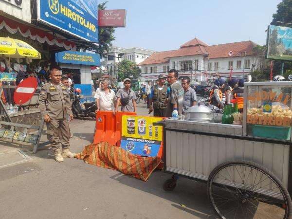 Jualan di Pinggir Jalan, Pedagang Siomay di Bogor Ditemukan Tewas Jualan di Pinggir Jalan, Pedagang Siomay di Bogor Ditemukan Tewas