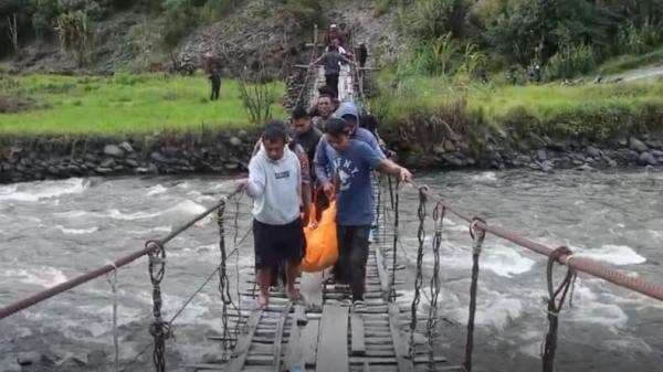 Aksi Sadis KKB Papua, Bunuh Tukang Ojek lalu Mayatnya Dibuang ke Jurang Aksi Sadis KKB Papua, Bunuh Tukang Ojek lalu Mayatnya Dibuang ke Jurang