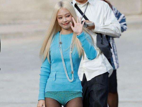 Tampilan Imut Jennie BLACKPINK dengan Rambut Barunya di Paris Fashion Week Tampilan Imut Jennie BLACKPINK dengan Rambut Barunya di Paris Fashion Week