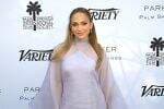 Jennifer Lopez Sumbangkan Pakaian untuk Korban Kebakaran di Los Angeles Jennifer Lopez Sumbangkan Pakaian untuk Korban Kebakaran di Los Angeles