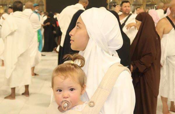 Jennifer Coppen Tawaf Kelilingi Kakbah Sambil Gendong Kamari, Bikin Netizen Terharu Jennifer Coppen Tawaf Kelilingi Kakbah Sambil Gendong Kamari, Bikin Netizen Terharu