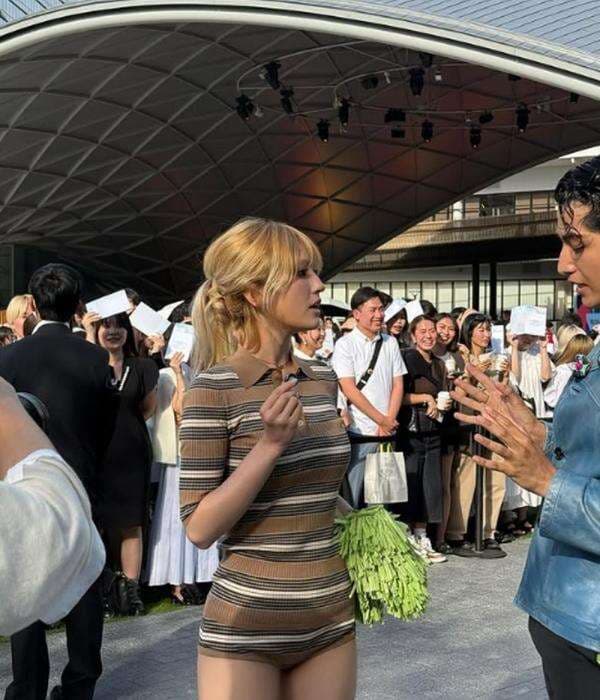 Bikin Heboh, Jeon Somi Tampil Tanpa Celana di Prada Mode Osaka Bikin Heboh, Jeon Somi Tampil Tanpa Celana di Prada Mode Osaka