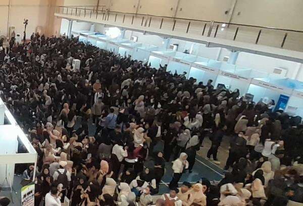 Job Fair Bekasi Membludak, Banyak Pencari Kerja yang Pingsan gegara Berdesakan Job Fair Bekasi Membludak, Banyak Pencari Kerja yang Pingsan gegara Berdesakan