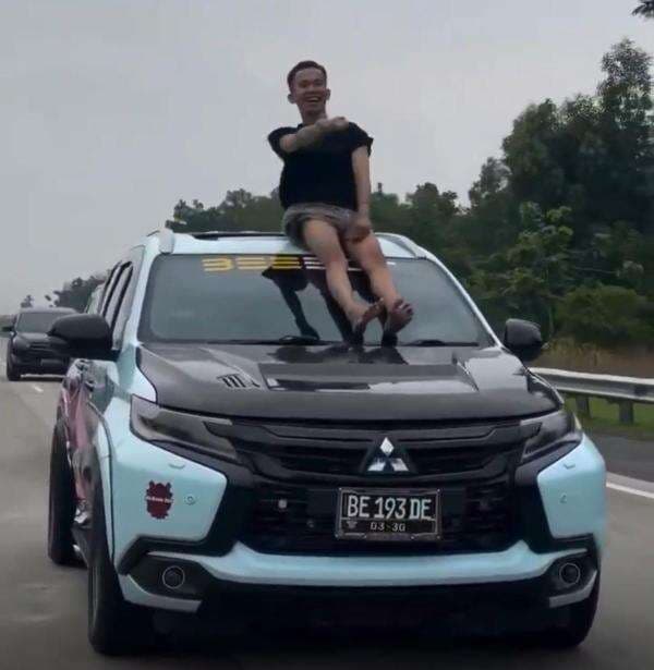 Viral! Pemuda 'Joget Prau' di Kap Mobil saat Melaju di Tol, Pelaku Diburu Polisi Viral! Pemuda 'Joget Prau' di Kap Mobil saat Melaju di Tol, Pelaku Diburu Polisi