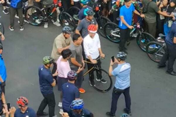 Jokowi Bersepeda Santai di CFD Sudirman-Thamrin, Sapa Warga hingga Foto Bersama