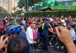 Jokowi Naik Sepeda saat CFD di Bundaran HI, Masyarakat Heboh