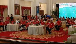    Jokowi Nobar Timnas Bareng Menteri dan Relawan di Istana