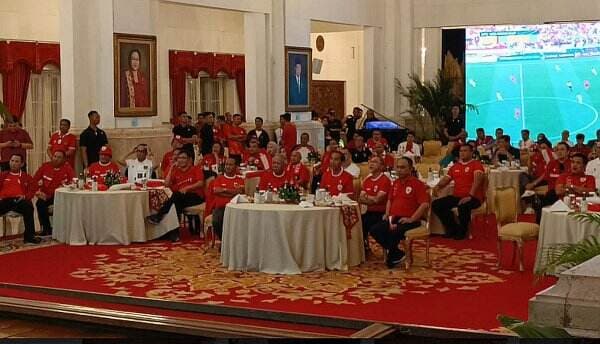 Jokowi Nobar Timnas Bareng Menteri dan Relawan di Istana