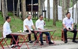    Jokowi Sarapan Bareng Sejumlah Menteri di IKN