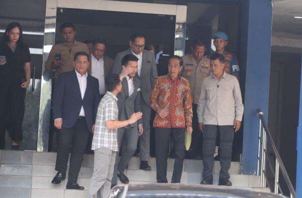 Momen Jokowi Bawa Map Cokelat Usai Keluar dari Ruangan SPKT Polda Metro Jaya Momen Jokowi Bawa Map Cokelat Usai Keluar dari Ruangan SPKT Polda Metro Jaya
