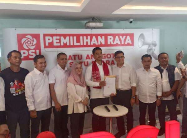 Jokowi Tak Jadi Daftar Caketum PSI, Kaesang: Anak-Bapak Enggak Mungkin Saingan Jokowi Tak Jadi Daftar Caketum PSI, Kaesang: Anak-Bapak Enggak Mungkin Saingan