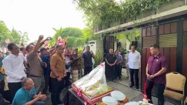 Jokowi Rayakan Ultah ke-64, Makan Bersama Warga Solo di Rumahnya Jokowi Rayakan Ultah ke-64, Makan Bersama Warga Solo di Rumahnya