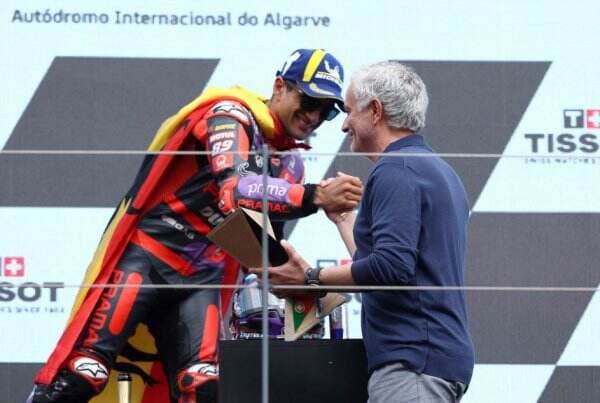 Jose Mourinho Kibarkan Bendera Finis Tanda Kemenangan Jorge Martin di MotoGP Portugal 2024