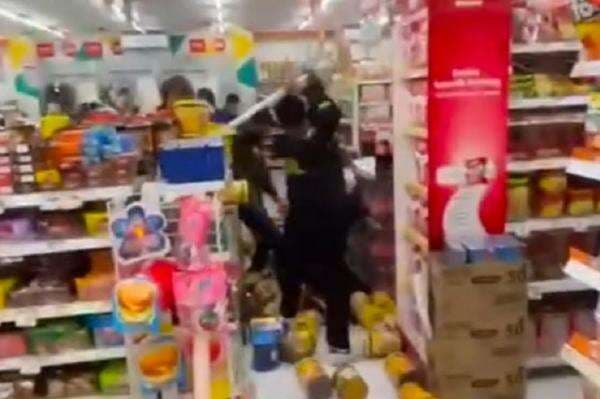 Brutal! Sekelompok Orang Keroyok Jukir dalam Minimarket hingga Tewas di Bandung Brutal! Sekelompok Orang Keroyok Jukir dalam Minimarket hingga Tewas di Bandung