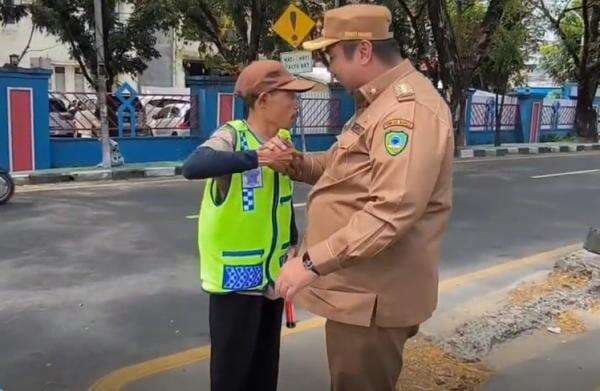 Jukir Heroik Dihadiahi Sepeda Bupati Maros usai Viral Kawal Ambulans Kena Macet Jukir Heroik Dihadiahi Sepeda Bupati Maros usai Viral Kawal Ambulans Kena Macet