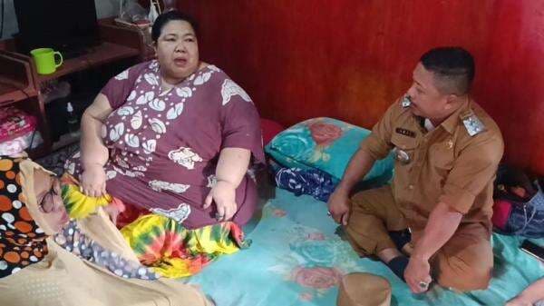 Cerita IRT Obesitas di Parepare Berbobot 200 Kg, Sulit Berdiri Hanya Bisa Ngesot Cerita IRT Obesitas di Parepare Berbobot 200 Kg, Sulit Berdiri Hanya Bisa Ngesot
