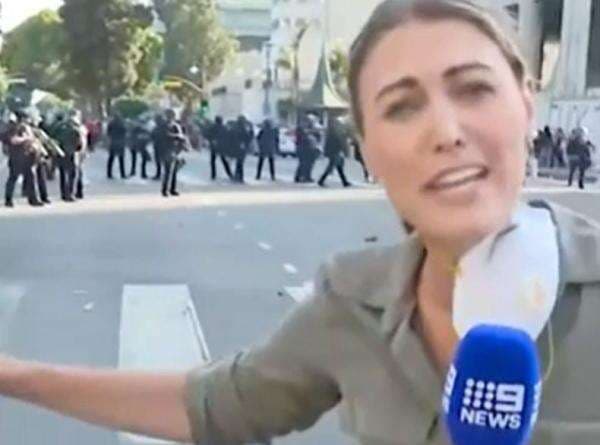 Viral, Jurnalis TV Tertembak Polisi saat Liput Demonstrasi Imigran di Los Angeles Viral, Jurnalis TV Tertembak Polisi saat Liput Demonstrasi Imigran di Los Angeles