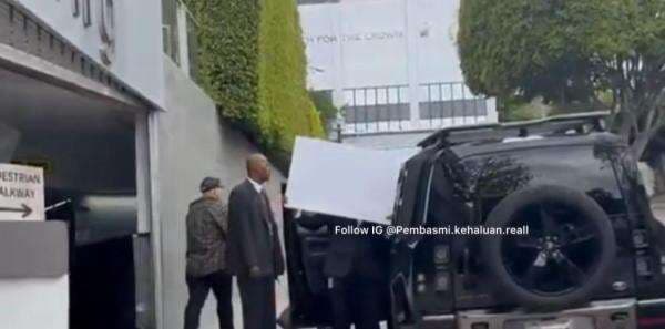 Kesal Diganggu Paparazi, Justin Bieber Rekam Balik dan Tutupi Dirinya dengan Papan Putih Kesal Diganggu Paparazi, Justin Bieber Rekam Balik dan Tutupi Dirinya dengan Papan Putih