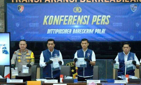 Polri Buru 2 DPO WN China yang Kendalikan Penipuan SMS BTS Palsu Polri Buru 2 DPO WN China yang Kendalikan Penipuan SMS BTS Palsu