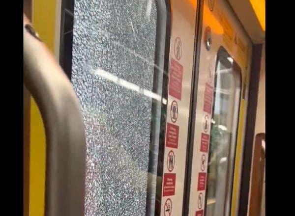 KRL Baru asal China Kena Lemparan Batu di Bogor, Kaca Pintu Retak KRL Baru asal China Kena Lemparan Batu di Bogor, Kaca Pintu Retak