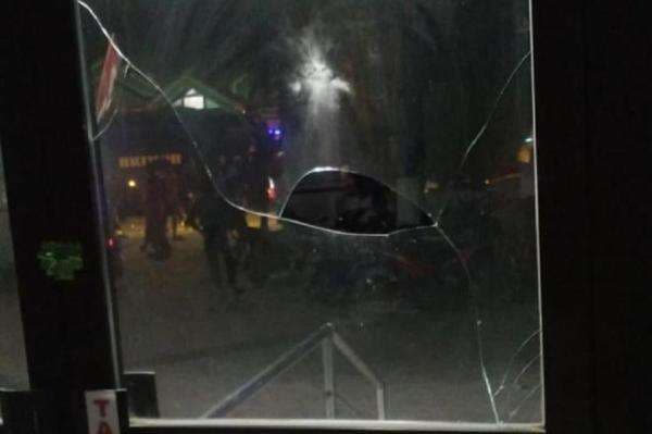 Kericuhan Suporter Persis Solo di Sampang, Kaca Puskesmas Pecah dan Ambulans Penyok Kericuhan Suporter Persis Solo di Sampang, Kaca Puskesmas Pecah dan Ambulans Penyok