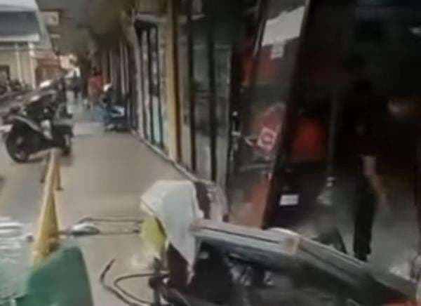 Diterjang Angin Kencang, Reklame hingga Kaca Apartemen di Jakbar Hancur Diterjang Angin Kencang, Reklame hingga Kaca Apartemen di Jakbar Hancur