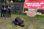Kader PDIP yang Dipecat Hasto Sujud Syukur di Depan Gedung KPK Kader PDIP yang Dipecat Hasto Sujud Syukur di Depan Gedung KPK