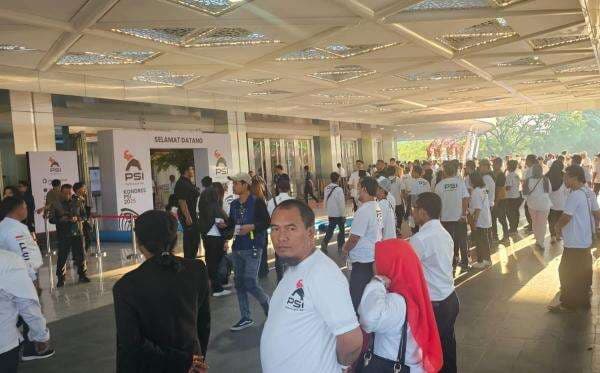 Kader PSI Hadiri Penutupan Kongres dengan Kaus Logo Baru Kader PSI Hadiri Penutupan Kongres dengan Kaus Logo Baru