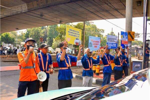 KAI Daop 1 Jakarta Gandeng Komunitas Railfans Edukasi Masyarakat Soal Keselamatan di Perlintasan Duren Kalibata KAI Daop 1 Jakarta Gandeng Komunitas Railfans Edukasi Masyarakat Soal Keselamatan di Perlintasan Duren Kalibata