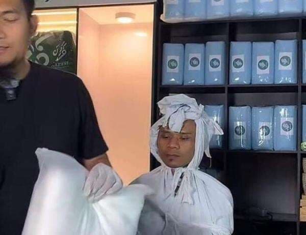 Viral! Penjualan Kain Kafan lewat Streaming, Pertanyaan Netizen Ini Jadi Sorotan Viral! Penjualan Kain Kafan lewat Streaming, Pertanyaan Netizen Ini Jadi Sorotan