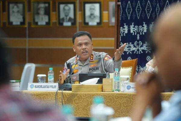 Kakorlantas Instruksikan Dirlantas Tak Hanya Tegakkan Hukum tapi Jaga Keselamatan Kakorlantas Instruksikan Dirlantas Tak Hanya Tegakkan Hukum tapi Jaga Keselamatan