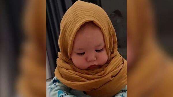 Gemasnya Kamari Sky Wassink Putri Jennifer Coppen saat Pakai Hijab Gemasnya Kamari Sky Wassink Putri Jennifer Coppen saat Pakai Hijab
