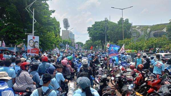 Kampanye Akbar Prabowo-Gibran, Jalan Gatot Subroto Menuju GBK Macet Total Kampanye Akbar Prabowo-Gibran, Jalan Gatot Subroto Menuju GBK Macet Total