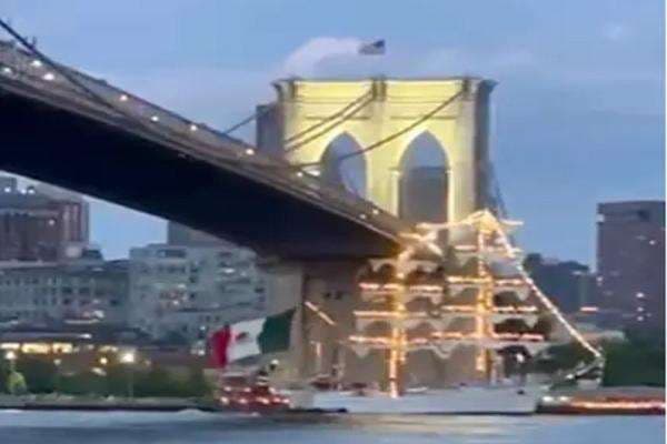 Kapal Angkatan Laut Meksiko Tabrak Jembatan Brooklyn New York, 2 Tewas, 17 Luka Kapal Angkatan Laut Meksiko Tabrak Jembatan Brooklyn New York, 2 Tewas, 17 Luka