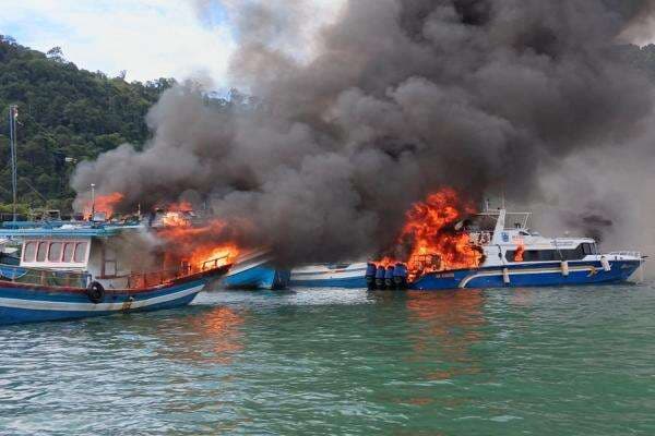 Kapal Bupati Mentawai Terbakar di Pelabuhan Bungus Kapal Bupati Mentawai Terbakar di Pelabuhan Bungus