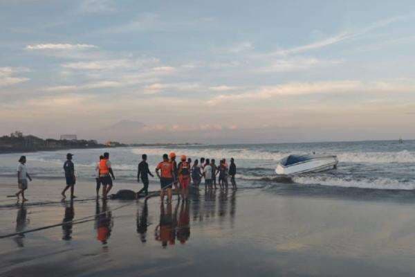 Kapal Cepat Nusa Penida-Sanur Tenggelam, 2 WNA Tewas, 1 WNI Hilang Kapal Cepat Nusa Penida-Sanur Tenggelam, 2 WNA Tewas, 1 WNI Hilang