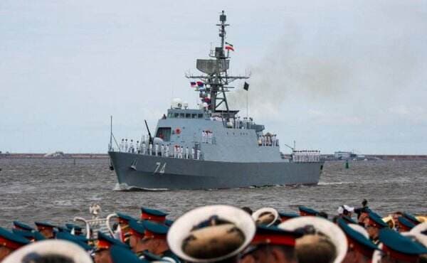 Kapal Komersial Iran yang Melintasi Laut Merah Kini Dikawal Angkatan Laut