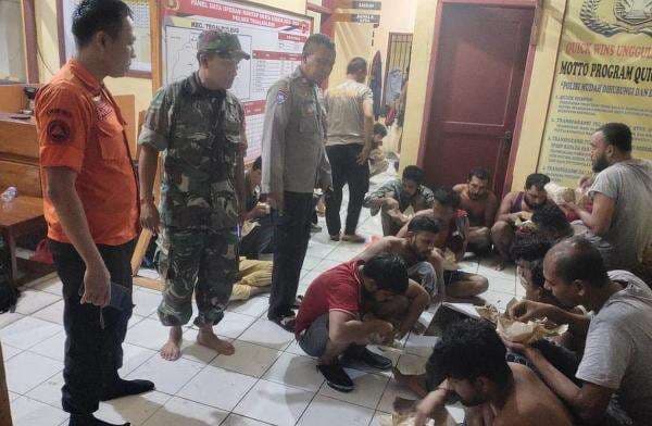 Kapal Muatan WNA Terdampar di Laut Tegalbuleud Sukabumi, Penumpang Sempat Kabur Kapal Muatan WNA Terdampar di Laut Tegalbuleud Sukabumi, Penumpang Sempat Kabur