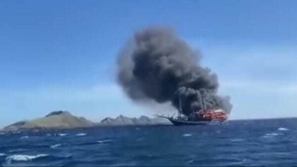 Kapal Wisata Sea Safari 7 Terbakar di Perairan Labuan Bajo, Tim SAR Evakuasi Korban