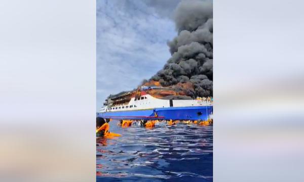KM Barcelona Terbakar di Laut Talise, Seorang Ibu Hamil Dilaporkan Tewas KM Barcelona Terbakar di Laut Talise, Seorang Ibu Hamil Dilaporkan Tewas
