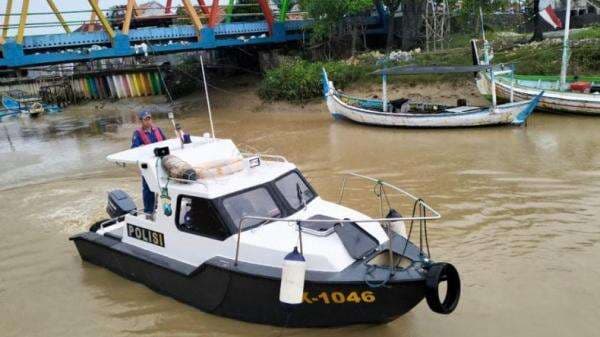 2 Kapal Polisi Siaga di Wisata Pantai Sampang selama Libur Tahun Baru 2 Kapal Polisi Siaga di Wisata Pantai Sampang selama Libur Tahun Baru